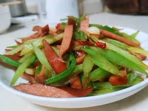 芹菜炒香腸