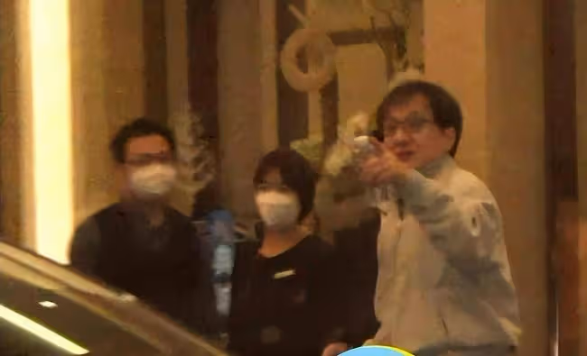 成龍與陳凱歌聚會到深夜 酒店門口相擁告別