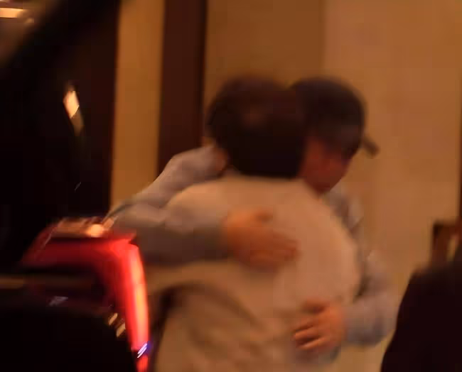 成龍與陳凱歌聚會到深夜 酒店門口相擁告別