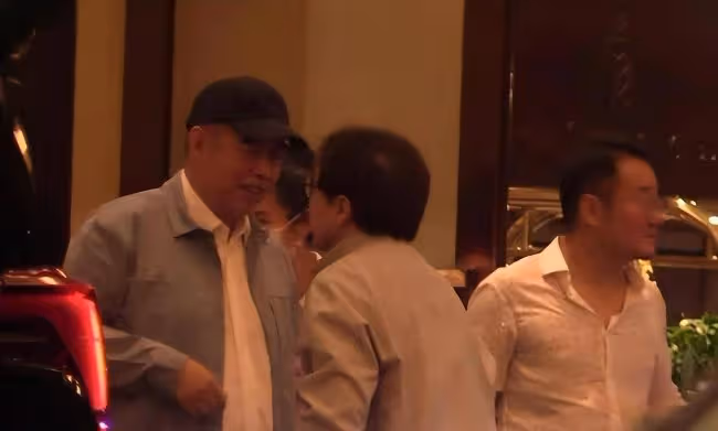 成龍與陳凱歌聚會到深夜 酒店門口相擁告別