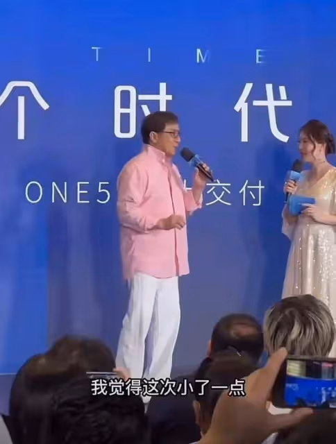 成龍與陳凱歌聚會到深夜 酒店門口相擁告別
