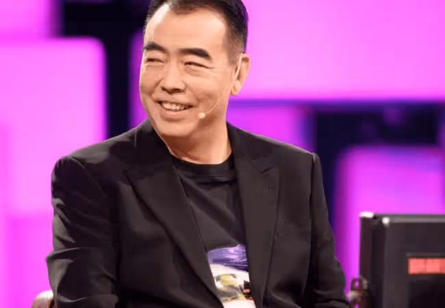 成龍與陳凱歌聚會到深夜 酒店門口相擁告別