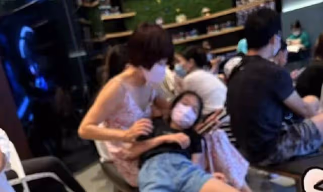 馬伊琍外出用餐 獨自抱著睡著的女兒排隊等位