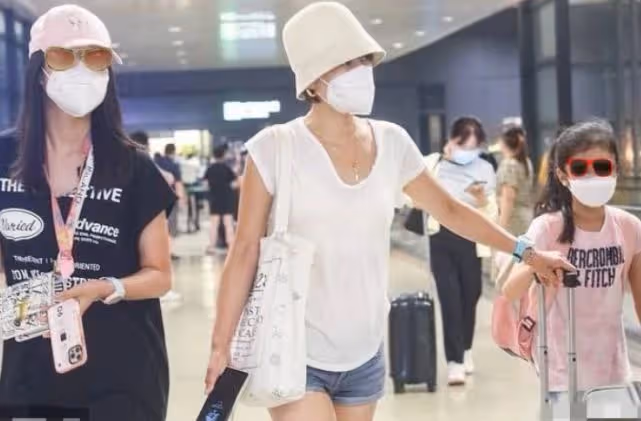 馬伊琍外出用餐 獨自抱著睡著的女兒排隊等位
