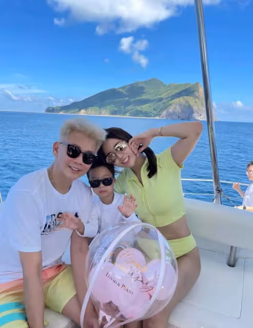 陶喆乘遊艇慶結婚8周年!53歲滿頭白髮,妻子穿泳裝秀白皙美腿