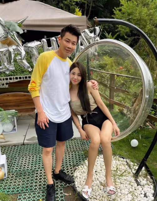陶喆乘遊艇慶結婚8周年!53歲滿頭白髮,妻子穿泳裝秀白皙美腿
