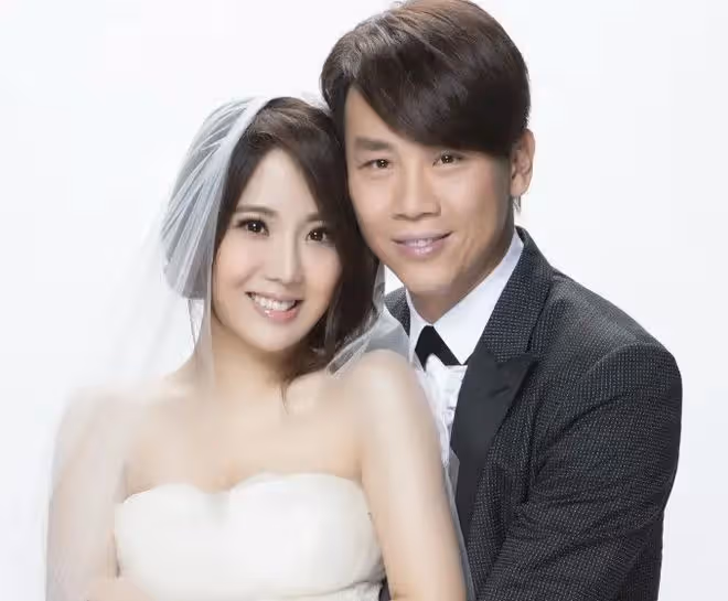 陶喆乘遊艇慶結婚8周年!53歲滿頭白髮,妻子穿泳裝秀白皙美腿