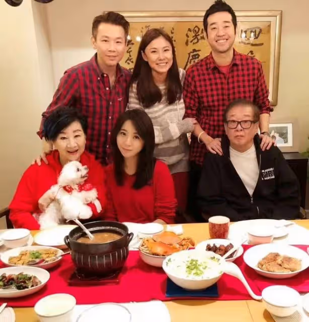 陶喆乘遊艇慶結婚8周年!53歲滿頭白髮,妻子穿泳裝秀白皙美腿