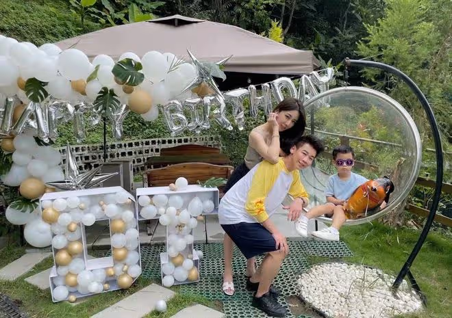 陶喆乘遊艇慶結婚8周年!53歲滿頭白髮,妻子穿泳裝秀白皙美腿