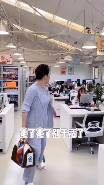 前央視主持周洲太豪橫!包度假村帶全公司團建,提2萬包包顯身價