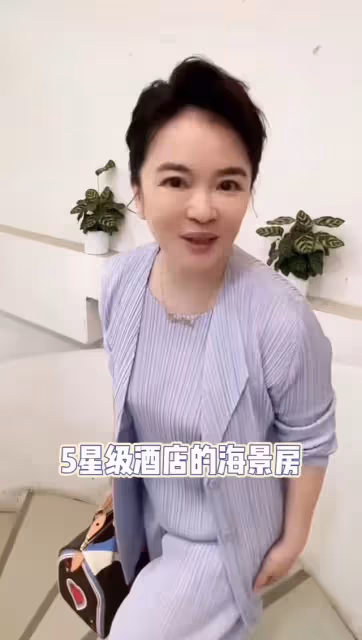 前央視主持周洲太豪橫!包度假村帶全公司團建,提2萬包包顯身價