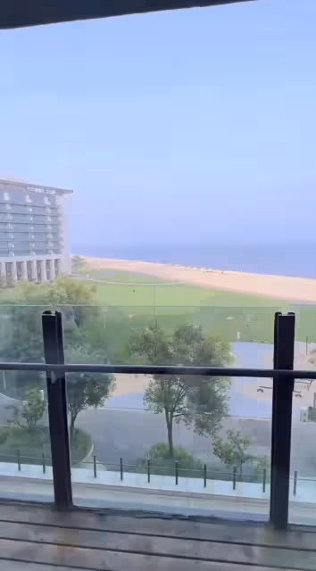 前央視主持周洲太豪橫!包度假村帶全公司團建,提2萬包包顯身價