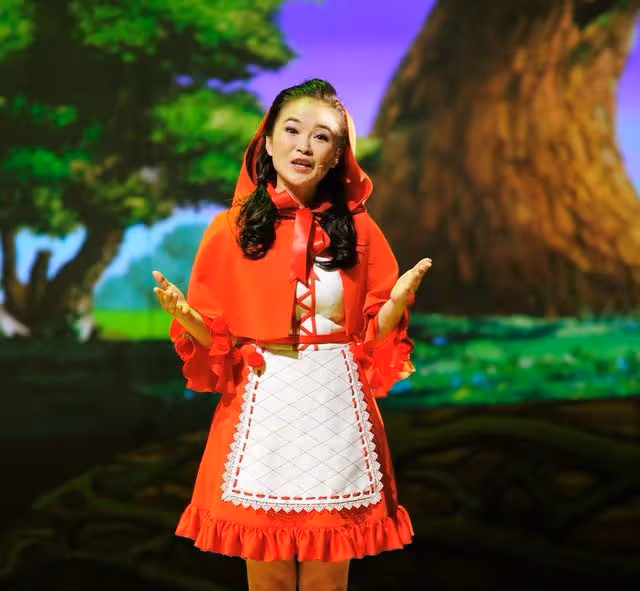 前央視主持周洲太豪橫!包度假村帶全公司團建,提2萬包包顯身價