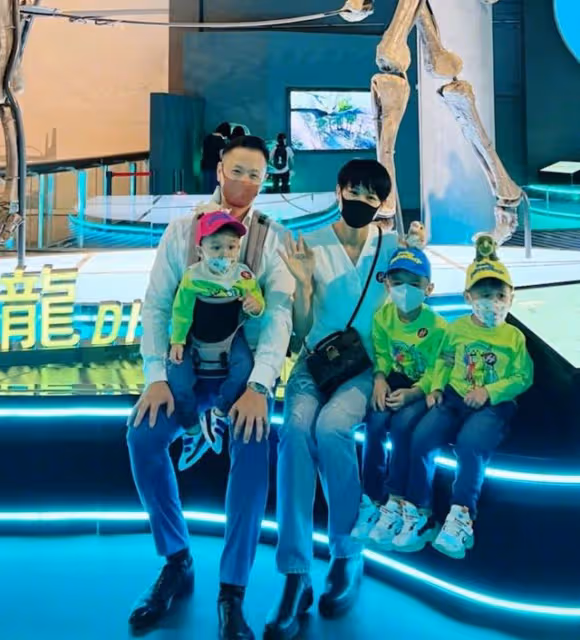胡杏兒曬出遊照!手臂粗壯體格不輸老公,三兒子穿親子裝看恐龍展
