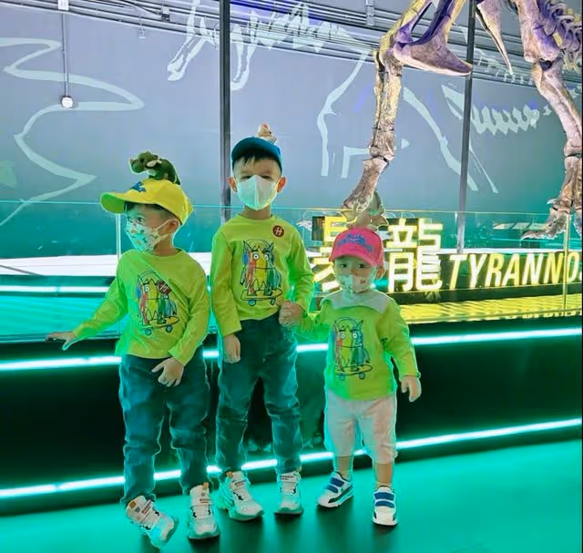 胡杏兒曬出遊照!手臂粗壯體格不輸老公,三兒子穿親子裝看恐龍展