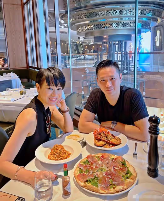 胡杏兒曬出遊照!手臂粗壯體格不輸老公,三兒子穿親子裝看恐龍展