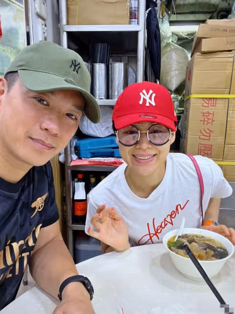 胡杏兒曬出遊照!手臂粗壯體格不輸老公,三兒子穿親子裝看恐龍展