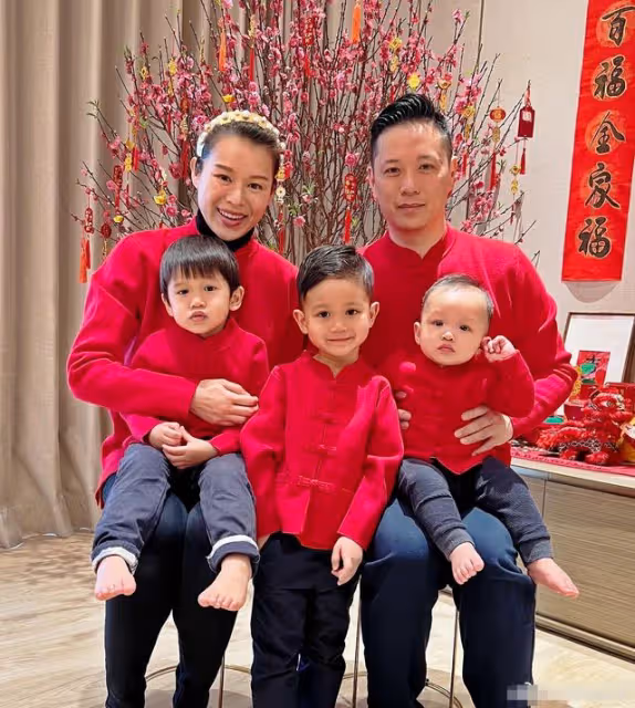 胡杏兒曬出遊照!手臂粗壯體格不輸老公,三兒子穿親子裝看恐龍展