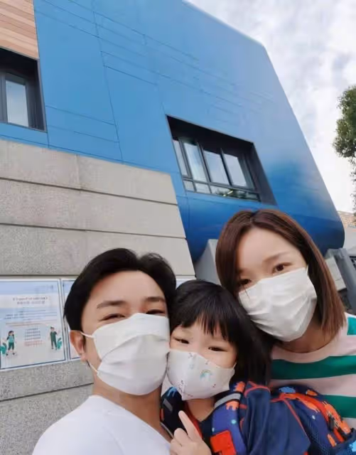 王祖藍一家定居上海!被曝送女兒讀國際學校,此前回港曾損失上億