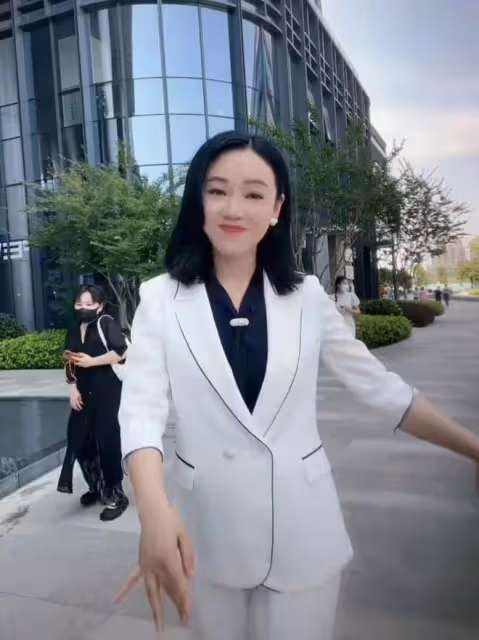 知名主持人周群街頭熱舞，表情動作浮誇惹爭議，路人被嚇到忙躲避