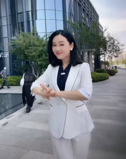 知名主持人周群街頭熱舞，表情動作浮誇惹爭議，路人被嚇到忙躲避