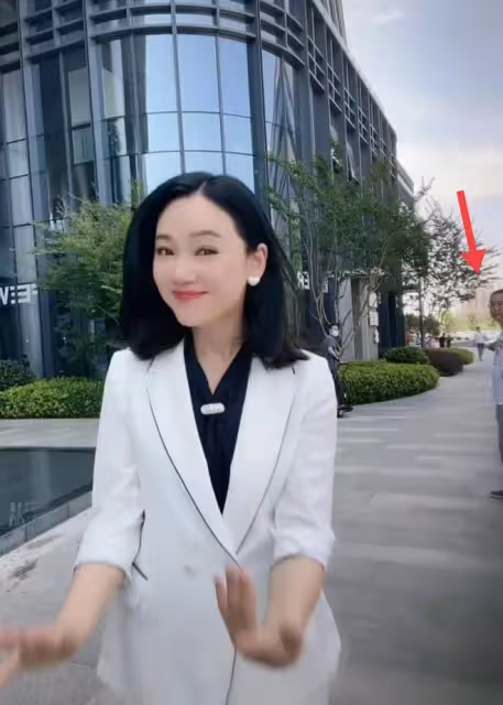 知名主持人周群街頭熱舞，表情動作浮誇惹爭議，路人被嚇到忙躲避
