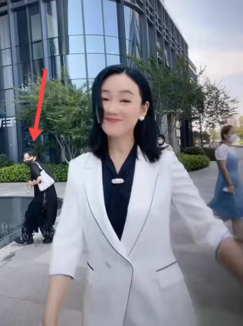 知名主持人周群街頭熱舞，表情動作浮誇惹爭議，路人被嚇到忙躲避