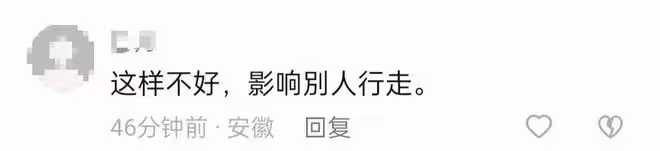 知名主持人周群街頭熱舞，表情動作浮誇惹爭議，路人被嚇到忙躲避