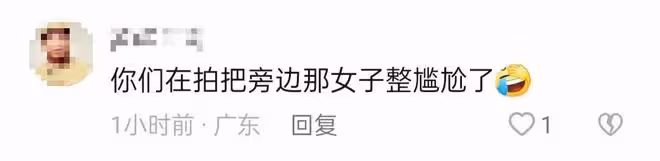 知名主持人周群街頭熱舞，表情動作浮誇惹爭議，路人被嚇到忙躲避