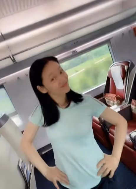 知名主持人周群街頭熱舞，表情動作浮誇惹爭議，路人被嚇到忙躲避