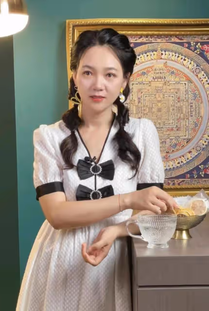 知名主持人周群街頭熱舞，表情動作浮誇惹爭議，路人被嚇到忙躲避