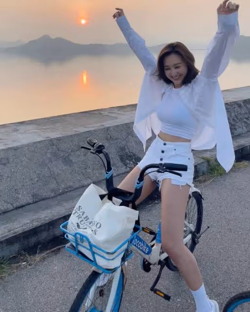35歲港姐高海寧大秀身材!穿超短褲湖邊騎單車,細腰長腿太吸睛