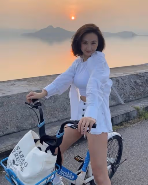 35歲港姐高海寧大秀身材!穿超短褲湖邊騎單車,細腰長腿太吸睛