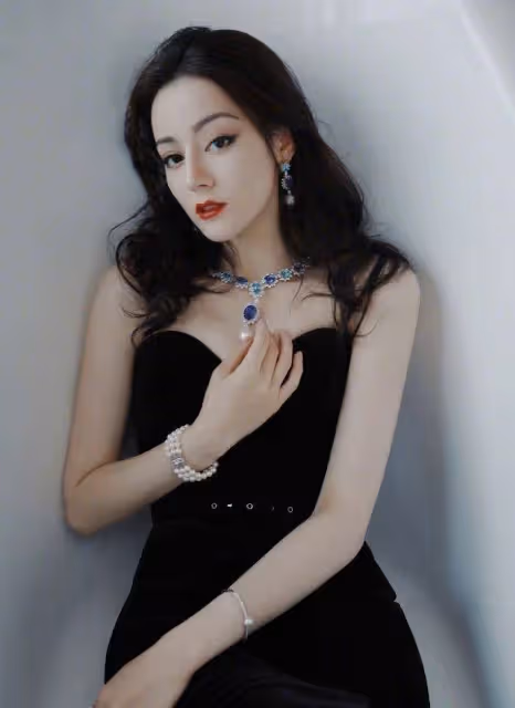 迪麗熱巴真是人間寵兒!穿黑色抹身材裙出活動,身材和珠寶一樣惹眼_處理_時尚_優勢