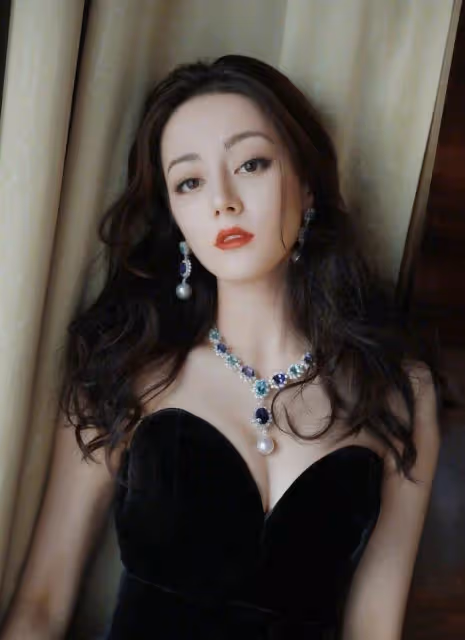 迪麗熱巴真是人間寵兒!穿黑色抹身材裙出活動,身材和珠寶一樣惹眼_處理_時尚_優勢