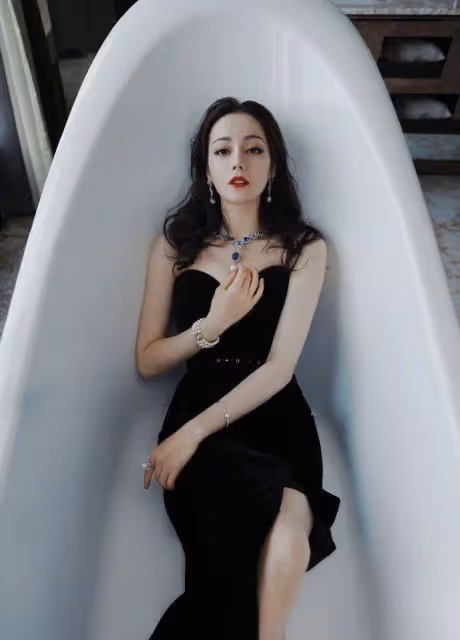 迪麗熱巴真是人間寵兒!穿黑色抹身材裙出活動,身材和珠寶一樣惹眼_處理_時尚_優勢