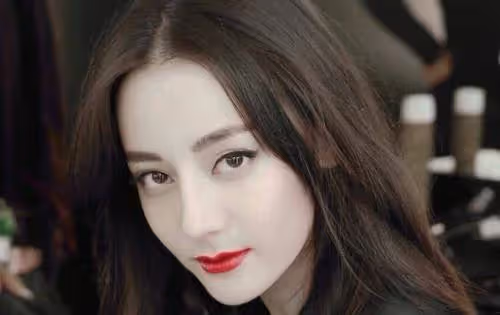 迪麗熱巴齊劉海造型,看到面部結構還以為是假人,這顏值太省心了_大片_風格_形象