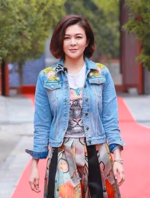 香港四大美女,中老年獨身,年輕時被富豪追,退圈多年瀟灑無兒女