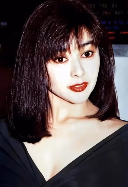 香港四大美女,中老年獨身,年輕時被富豪追,退圈多年瀟灑無兒女