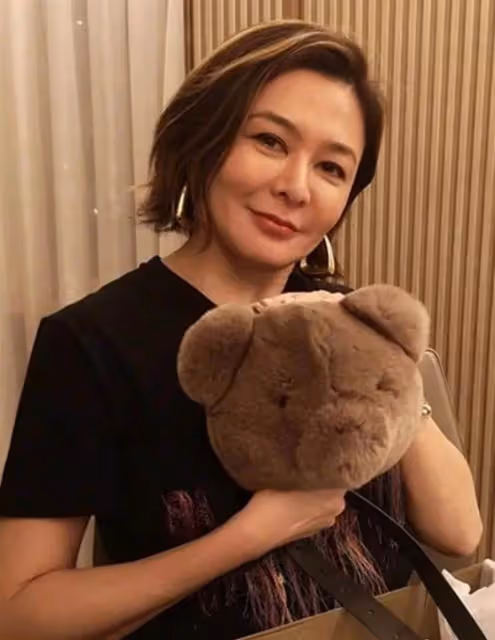 香港四大美女,中老年獨身,年輕時被富豪追,退圈多年瀟灑無兒女