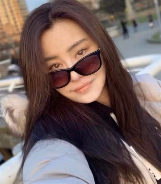 香港四大美女,中老年獨身,年輕時被富豪追,退圈多年瀟灑無兒女