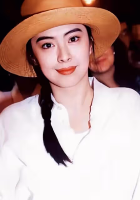 香港四大美女,中老年獨身,年輕時被富豪追,退圈多年瀟灑無兒女