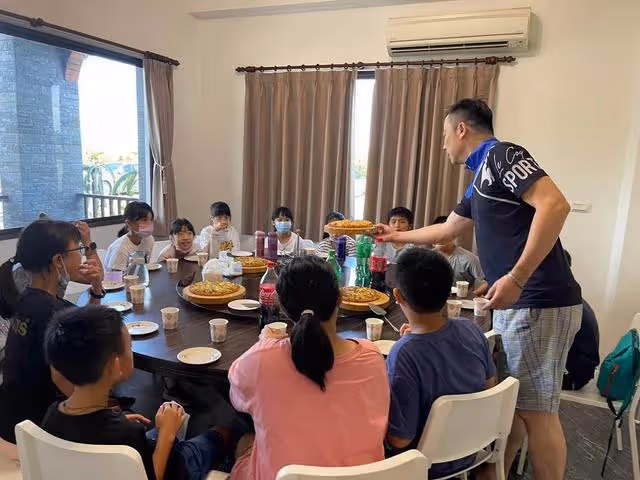 TVB實力女星前夫高調秀恩愛!身形圓潤發福明顯,與富婆女友相依