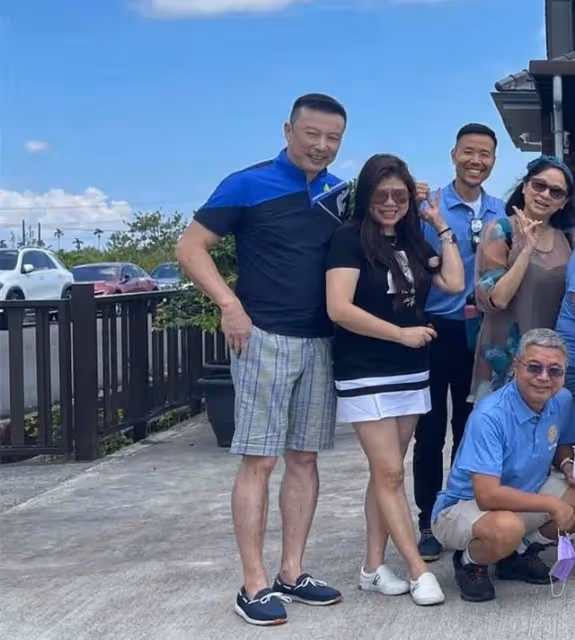 TVB實力女星前夫高調秀恩愛!身形圓潤發福明顯,與富婆女友相依