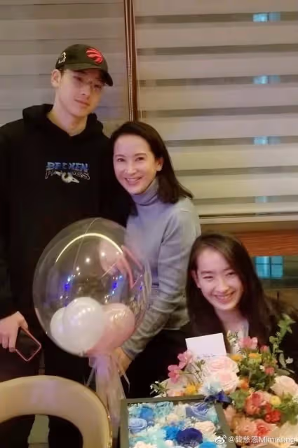 TVB實力女星前夫高調秀恩愛!身形圓潤發福明顯,與富婆女友相依