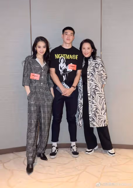 TVB實力女星前夫高調秀恩愛!身形圓潤發福明顯,與富婆女友相依