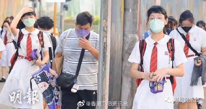 炎明熹開學日睡眼惺忪!放學趕回家變裝準備出席活動