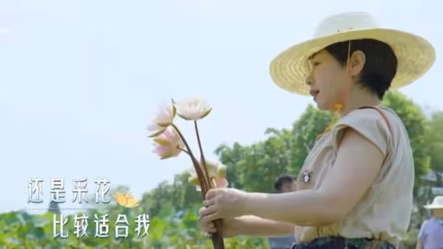 那英下河徒手摸河蚌,戴草帽幹活越干越起勁,和撒貝寧比賽耍花招