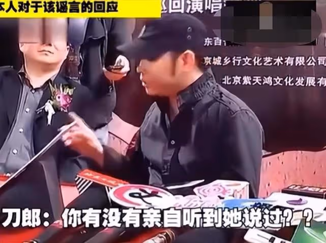那英下河徒手摸河蚌,戴草帽幹活越干越起勁,和撒貝寧比賽耍花招