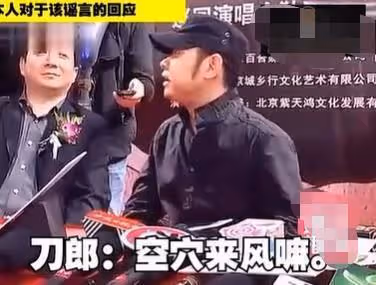 那英下河徒手摸河蚌,戴草帽幹活越干越起勁,和撒貝寧比賽耍花招